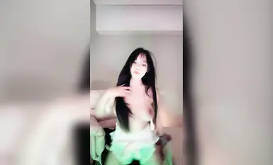 E级罩杯大奶妹裸舞【泡泡大王】没钱花下个海激情裸舞扭腰抖奶(1)