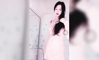 最新快手泄密！苗條清純美女【小羊aa】門檻福利，裸舞，道具邊插邊噴，臉穴同框 (1)