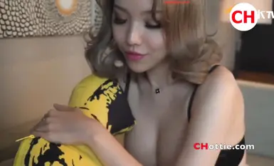 網紅模特女神【黃樂然】大尺度私拍視頻~黑絲美腿極品玉足~情趣婚紗~露點 (1)