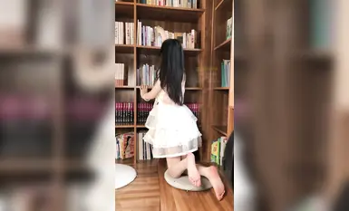 足模摄影福利【青柠映画】邻家清纯少女【阿慌】公主吊带连衣裙看书(1)
