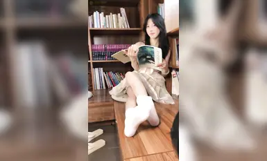 足模摄影福利【青柠映画】邻家清纯少女【阿慌】公主吊带连衣裙看书(1)