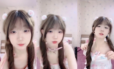 Cô nàng xinh đẹp của trường đã đưa người bạn thân nhất của mình ra biển lần đầu tiên để thực hiện buổi phát sóng trực tiếp [Evil Twin Tails] và làm gương~ đạo cụ được chèn vào một cách hoang dã (8)