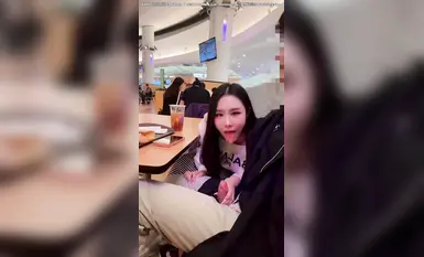 汐梦瑶-最新作《大食堂户外挑战》满座的人潮、超高压场景—众目睽睽下把精液准确撸到鸡蛋,难度系数＝满天星