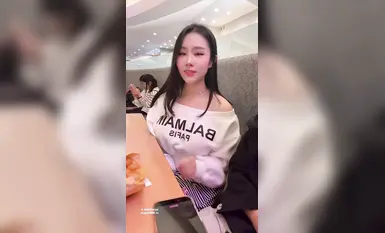 汐梦瑶-最新作《大食堂户外挑战》满座的人潮、超高压场景—众目睽睽下把精液准确撸到鸡蛋,难度系数＝满天星