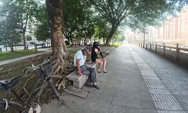 Popular internet celebrity [cikaimoon] exposes herself in the countryside; a farmer uncle warmly chats with her, making her lose interest in working (4)