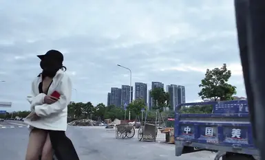 網紅人氣露出女神【cikaimoon】城市街頭露出 從白天到黑夜，大叔們看得流口水 (2)