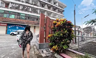 網紅人氣露出女神【cikaimoon】最新極限人前露出  街頭故意全裸勾引老頭 (2)