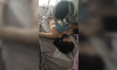 天花板露出狂人【cikaimoon】12月新作，全裸溫泉，按摩，洗頭被揩油摸奶 (1)