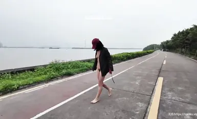 網紅人氣露出女神【cikaimoon】戶外露出散步哪裡人多就往哪裡跑！2