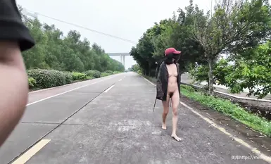 網紅人氣露出女神【cikaimoon】戶外露出散步哪裡人多就往哪裡跑！3