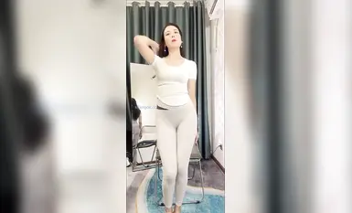 快手福利 超極品輕熟少婦『蝶蝶姐』可甜可御干凈粉嫩身材好客廳裸舞自慰絲襪塞逼 (3)