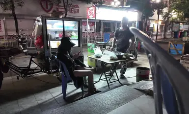 網紅人氣露出女神【cikaimoon】城市露出被路人拿手機拍攝 (1)