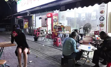 網紅人氣露出女神【cikaimoon】城市露出被路人拿手機拍攝 (6)