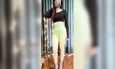 Người phụ nữ trẻ trưởng thành chất lượng hàng đầu của Kuaishou, "Chị Die Die," vừa ngọt ngào vừa tinh tế, với thân hình trắng hồng sạch sẽ và vóc dáng tuyệt vời. Cô ấy biểu diễn múa khỏa thân và thủ dâm trong phòng khách của mình trong khi mặc vớ. (8)