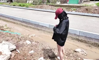 Popular internet celebrity exposed goddess [cikaimoon] on the streets of Guangxi. During the daytime when there were the most people, many young men saw a red hat and black net bodysuit seducing an old man on the roadside (1).