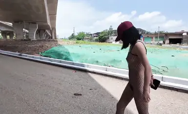 網紅人氣露出女神【cikaimoon】廣西街頭，大白天人最多的時候，街邊好多小伙看到了 紅帽連體黑網誘惑路邊的老大爺 (1)