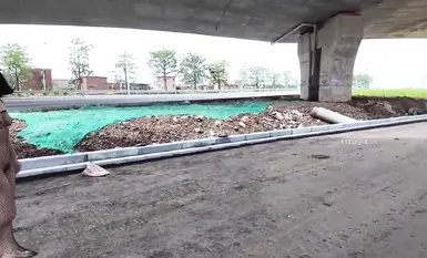 Popular internet celebrity exposed goddess [cikaimoon] on the streets of Guangxi. During the daytime when there were the most people, many young men saw a red hat and black net bodysuit seducing an old man on the roadside (1).