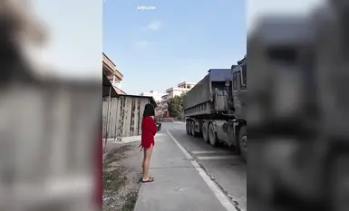 [Cikaimoon], một người nổi tiếng trên mạng, đã bị bắt gặp trên đường phố Quảng Tây vào ban ngày. Nhiều thanh niên nhìn thấy cô đội mũ đỏ và quàng khăn đen, dường như đang cố gắng quyến rũ một người đàn ông lớn tuổi bên vệ đường.