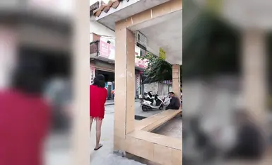 [Cikaimoon], một người nổi tiếng trên mạng, đã bị bắt gặp trên đường phố Quảng Tây vào ban ngày. Nhiều thanh niên nhìn thấy cô đội mũ đỏ và quàng khăn đen, dường như đang cố gắng quyến rũ một người đàn ông lớn tuổi bên vệ đường.