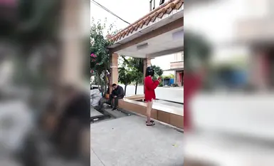 [Cikaimoon], một người nổi tiếng trên mạng, đã bị bắt gặp trên đường phố Quảng Tây vào ban ngày. Nhiều thanh niên nhìn thấy cô đội mũ đỏ và quàng khăn đen, dường như đang cố gắng quyến rũ một người đàn ông lớn tuổi bên vệ đường.