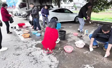 網紅人氣露出女神【cikaimoon】廣西街頭，大白天人最多的時候，街邊好多小伙看到了 紅帽連體黑網誘惑路邊的老大爺2