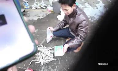 網紅人氣露出女神【cikaimoon】廣西街頭，大白天人最多的時候，街邊好多小伙看到了 紅帽連體黑網誘惑路邊的老大爺2