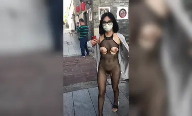 網紅人氣露出女神【cikaimoon】戶外全裸游盪 與偶遇路人合影 (1)