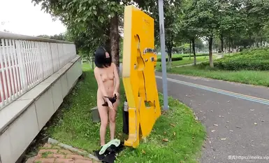 網紅人氣露出女神【cikaimoon】戶外全裸游盪 與偶遇路人合影 (2)