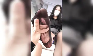 足拍攝影大神【東坡先生原創】素人大學生學妹，足交，有對白，黑絲，一開始有些拘謹 (3)