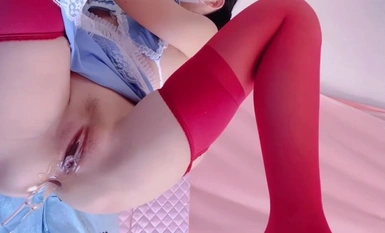 高顏值筷子腿精神小妹露臉自拍，雙馬尾母狗露出雙洞自慰，無毛粉逼已經玩得合不上了 (3)