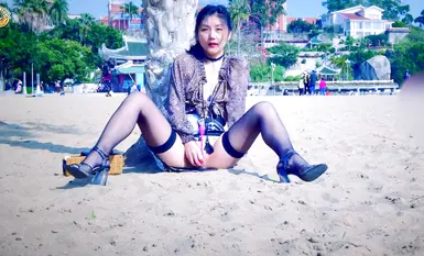 Pixiv celebrity IKEA host 'Fullfive' masturbates outdoors on a wooden bench and beach props on Zhonghua Road, Gulangyu Island (3)