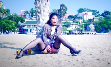 Pixiv celebrity IKEA host 'Fullfive' masturbates outdoors on a wooden bench and beach props on Zhonghua Road, Gulangyu Island (3)