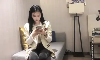 兼職學妹，沙發調情交流，粉嘟嘟胴體干起來格外過癮，水聲呻吟聲銷魂誘人