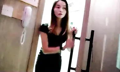 技師來的就是要技高一籌，美女技師包臀裙，精油擼屌打飛機