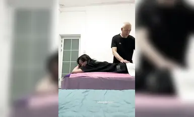 [Goda pengawal keselamatan dan tukang urut tua] Selesaikan tugas tuan: Goda pengawal keselamatan dan lelaki tua (1)