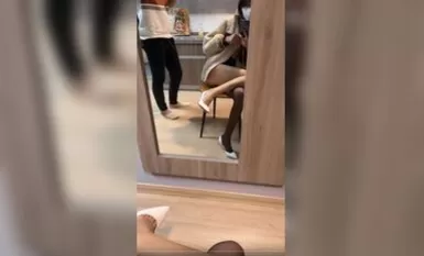 ホテル内では、女神の模範的な姿が高層ビルの窓に映し出され、黒いシルクの細い脚が淫らな雰囲気を醸し出していた。