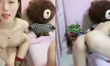 Batang babae na maikli ang buhok na may ulo ng estudyante, maliliit na suso at payat na pigura, nakikipaglaro 69 sa isa't isa, walang condom sa ibabaw