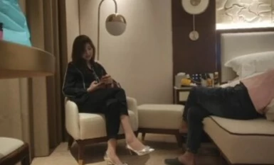 [Studio Lelaki Gemuk] Wanita berkaki panjang 173CM, melutut untuk menghisap dan menjilat batang, menjilat faraj berbulu, menunggang dan memukul, posisi berputar untuk meneruskan pengeluaran