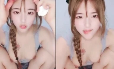 The twisted braid pure appearance is very slutty cute girl, electric fake cock riding sitting in the hole, break open to see the hole is very small, daddy fuck my pussy, into and out of the fierce penetration of straight waves screaming