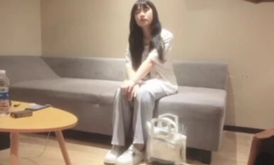 【探花新人小趙】，青澀乖巧小姐姐，JK制服搭黑絲，口交還不習慣但很認真，全程給人貼心小女友般的感覺