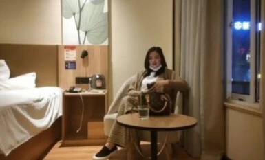 [ジョー氏は花高級茶を求める]皇室の妹を犯すために昇進したばかりの老人は、セックスを開始するために風呂の後に直接、パイルドライバーに乗って、常に叫んでクールな波を取得しようとしている。