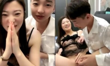 Pasangan muda yang cengeng itu menyiarkan hubungan seks secara langsung untuk dilihat oleh rakan-rakan serigala mereka. Mereka menunjukkan wajah mereka dan stoking putih yang menggoda sepanjang proses itu seks.