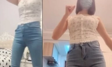 [Secret Boobs], isang mapaglarong babae, sumusubok sa lahat ng uri ng seksing medyas, nagkakaroon ng daan-daang eksena sa pagtatalik sa panahon ng tatlong taong epidemya, umabot sa rurok ng kasikatan at pinapanood ang kanyang pink na puki na natagos.