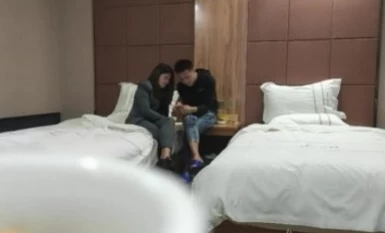 "Isang matandang lalaki mula sa isang mabuting pamilya ang bumisita sa isang dalaga" Dalawang sosyal na lalaki ang nakikipagtatlo kasama ang isang batang factory na babae sa isang hotel