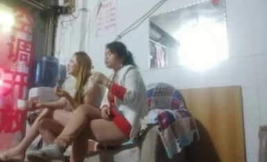 [Cumshot without a condom] Pagbisita sa red light district sa gabi, mayroong isang grupo ng mga batang babae sa kalye, pumili sila ng isang mainit na batang babae na sisipain, dinala siya sa isang maliit na silid, itinaas ang kanyang mga paa at siniil siy