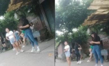 [콘돔없는 체내 사정 면허], 보지를 따는 군중을 한눈에 E 가슴 젊은 여자, 한 쌍의 매달린 종 아름다운 가슴, 나비 핑크 보지 1