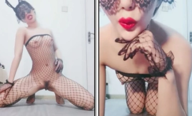 黑絲情趣裝誘惑的小騷逼火辣激情艷舞誘惑狼友，淫聲蕩語不斷拿著假雞巴不停的抽插騷穴呻吟，浪叫不止好刺激