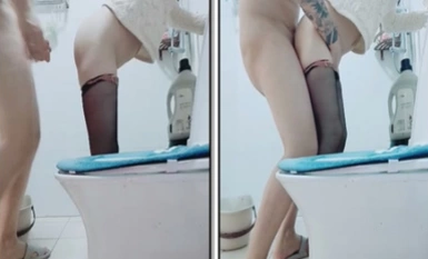 哥哥第一次带女朋友回家，她上厕所的时候，你直接推门进去，扒开衣服裤子直接插进去就得了，女人更喜欢主动霸道一点的对吗！