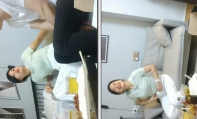 ネットの新人に恋した若い女性が、飲み食いした挙句に犯され、服をめくり上げたままおっぱいを吸われ、脚をめくり上げたまま情熱的に犯されるというストーリーだ。