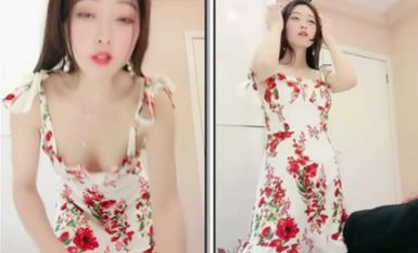 騷貨來襲！多年未見如此騷逼小賤貨，被兩大漢3P爆插，撩下花裙一對爆乳，雙屌一起舔，輪番上陣操騷逼